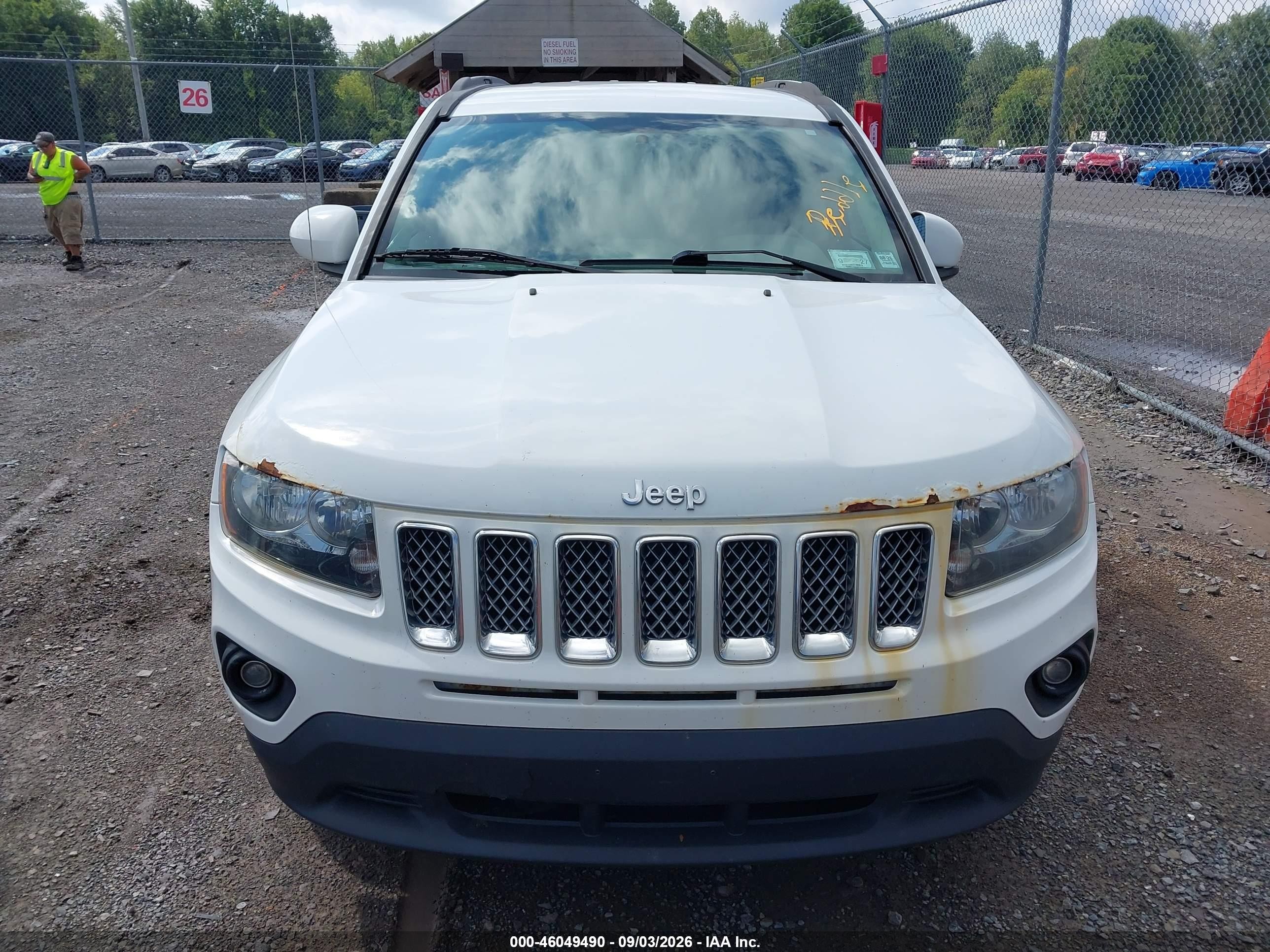 2016 Jeep Compass Latitude White vin: 1C4NJDEB4GD712941