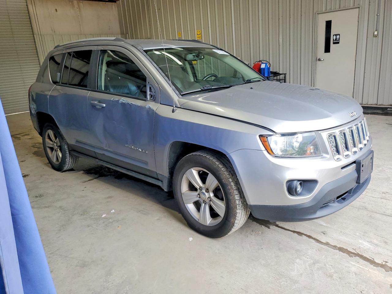 2017 Jeep Compass Latitude Silver vin: 1C4NJDEB4HD107836