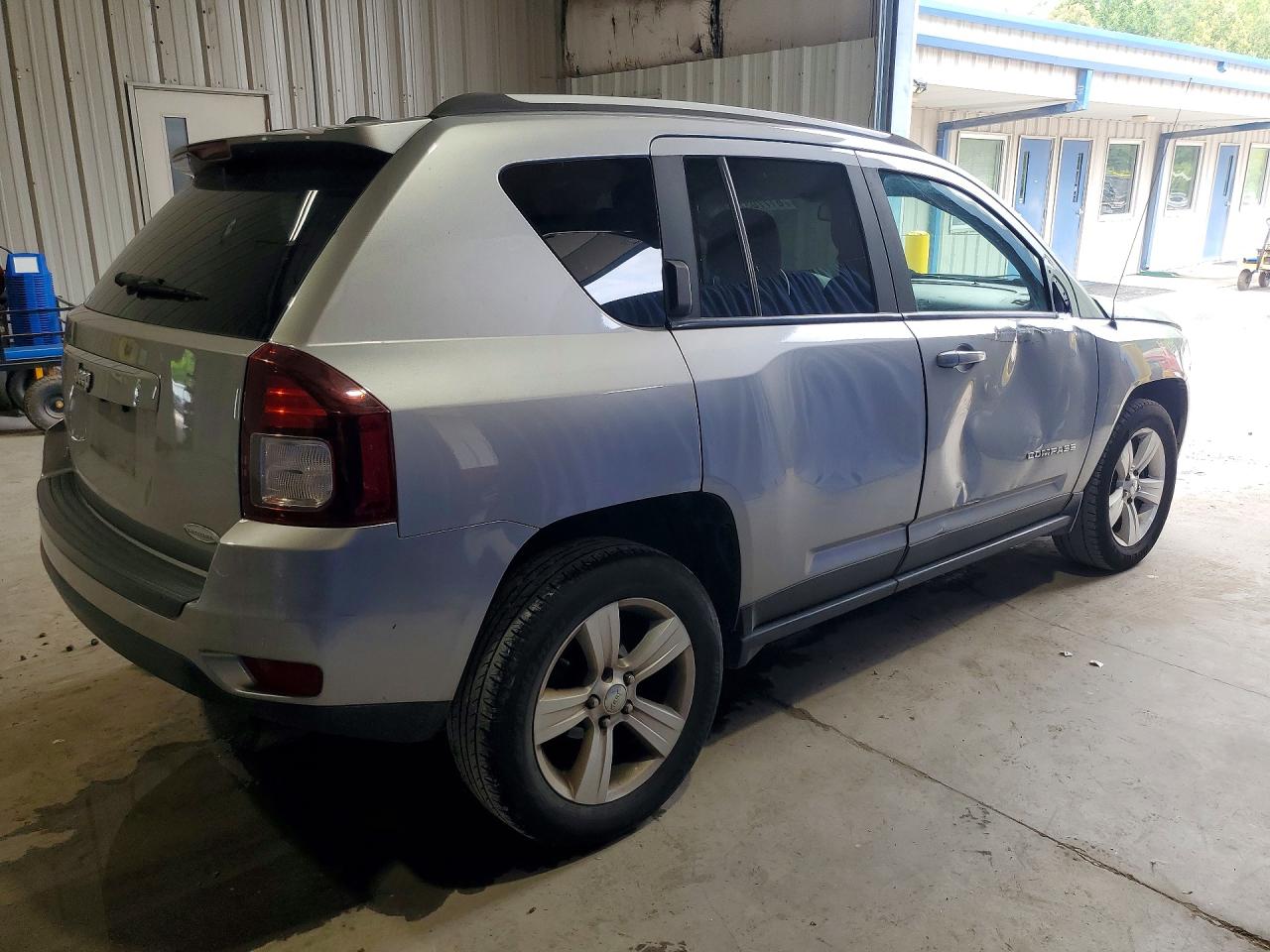 2017 Jeep Compass Latitude Silver vin: 1C4NJDEB4HD107836