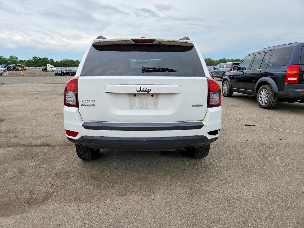 2015 Jeep Compass Latitude White vin: 1C4NJDEB5FD189492