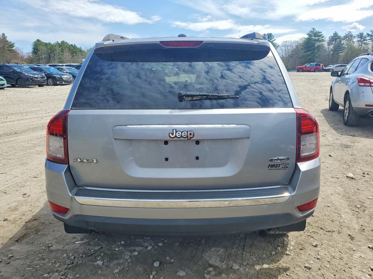 2015 Jeep Compass Silver vin: 1C4NJDEB5FD324406