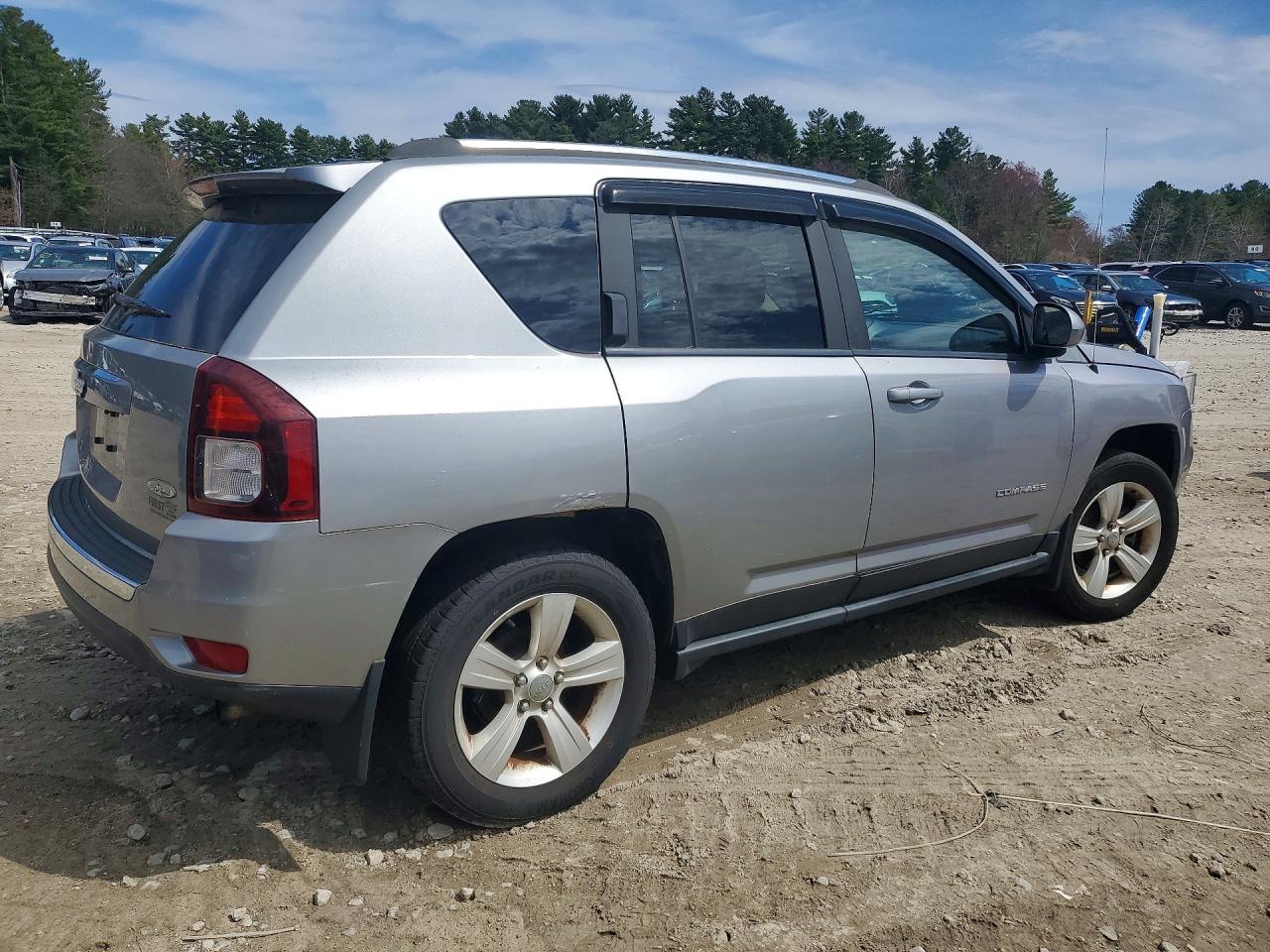 2015 Jeep Compass Silver vin: 1C4NJDEB5FD324406