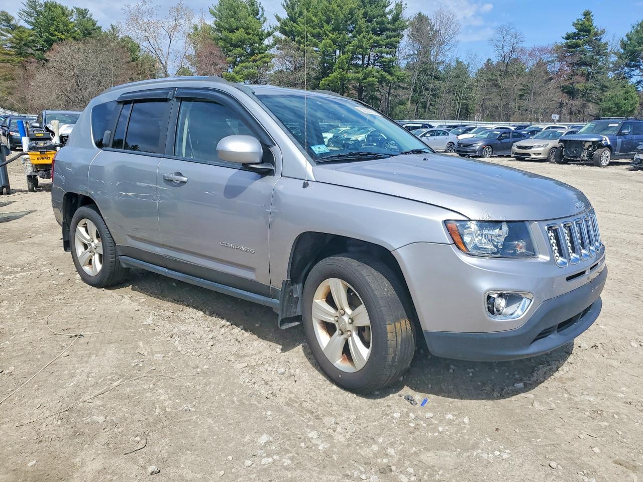 2015 Jeep Compass Silver vin: 1C4NJDEB5FD324406