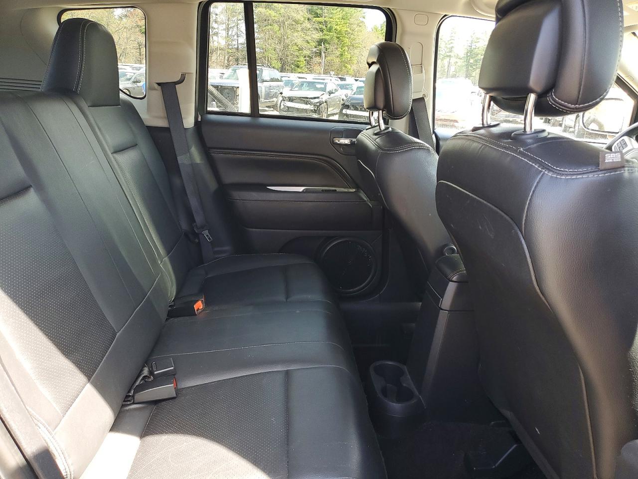 2015 Jeep Compass Silver vin: 1C4NJDEB5FD324406