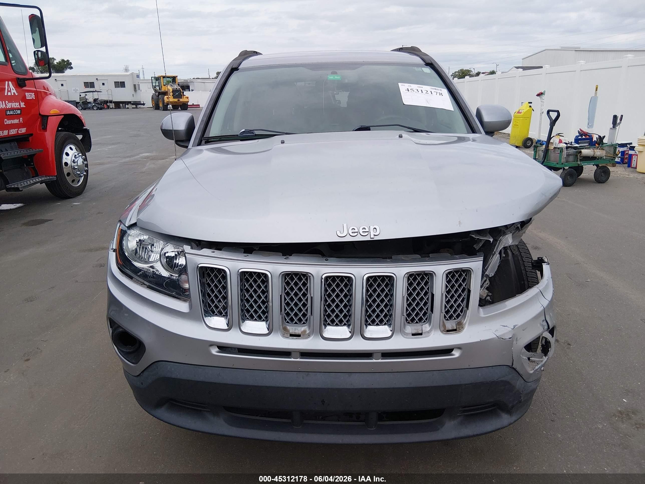 2016 Jeep Compass Latitude Silver vin: 1C4NJDEB5GD691095