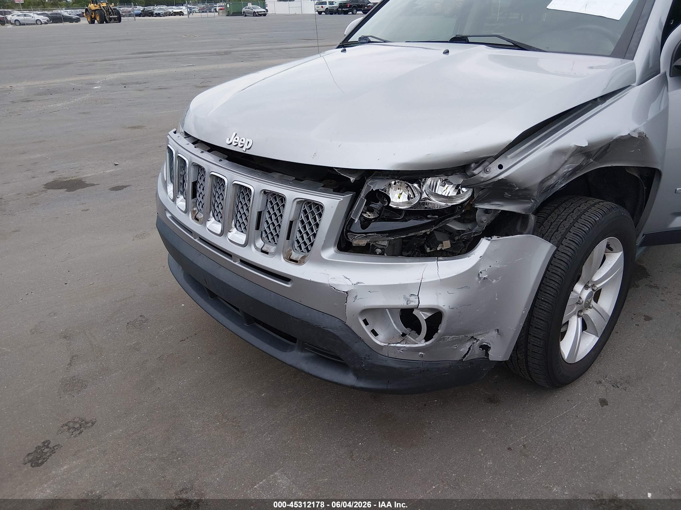2016 Jeep Compass Latitude Silver vin: 1C4NJDEB5GD691095
