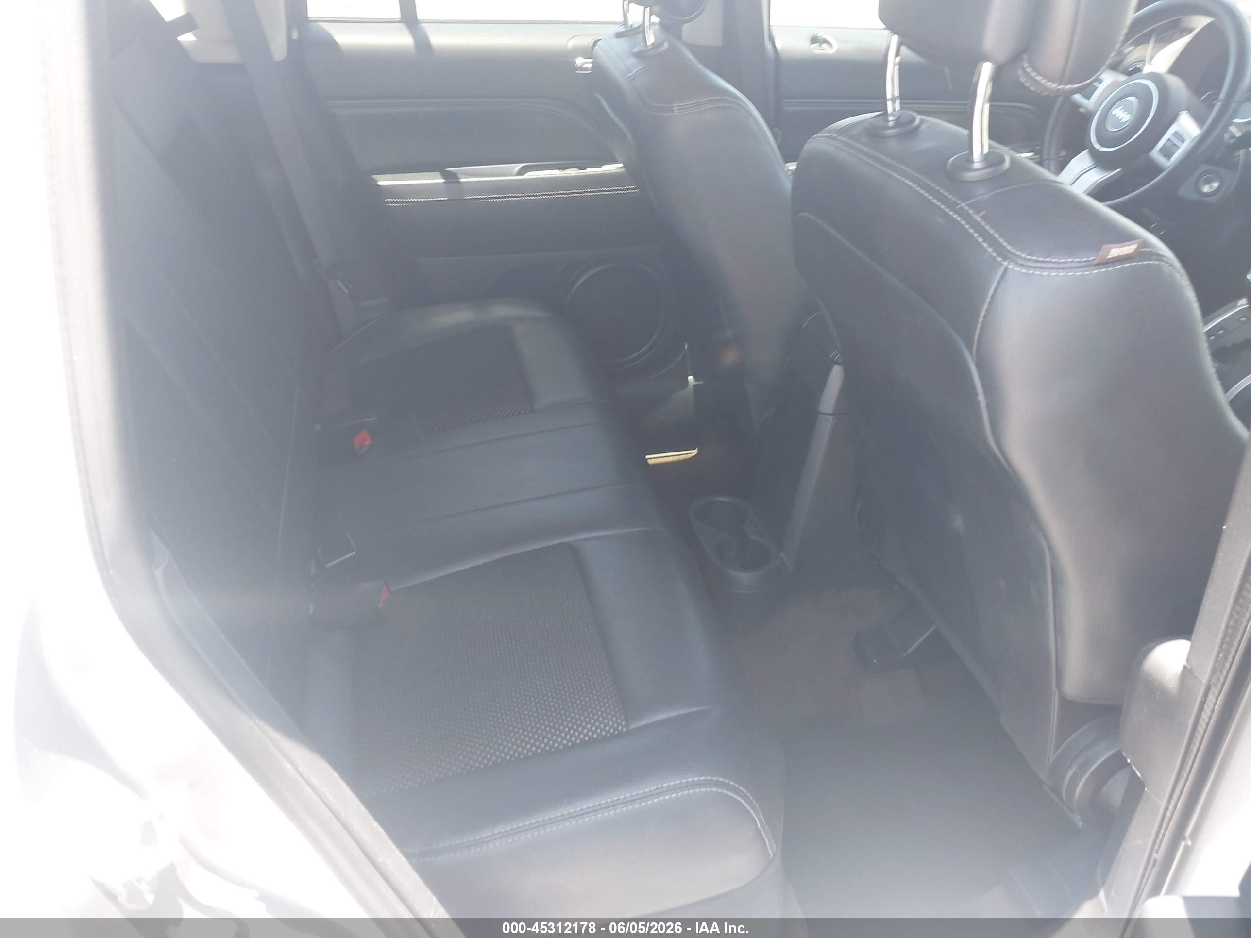 2016 Jeep Compass Latitude Silver vin: 1C4NJDEB5GD691095