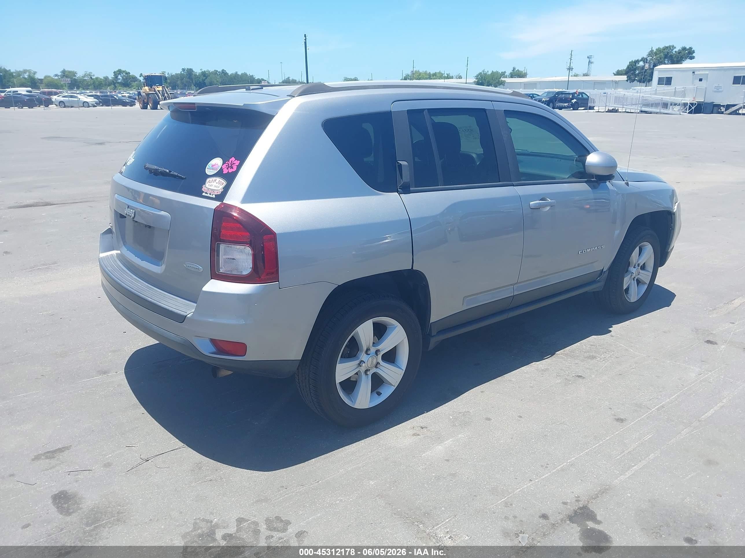 2016 Jeep Compass Latitude Silver vin: 1C4NJDEB5GD691095