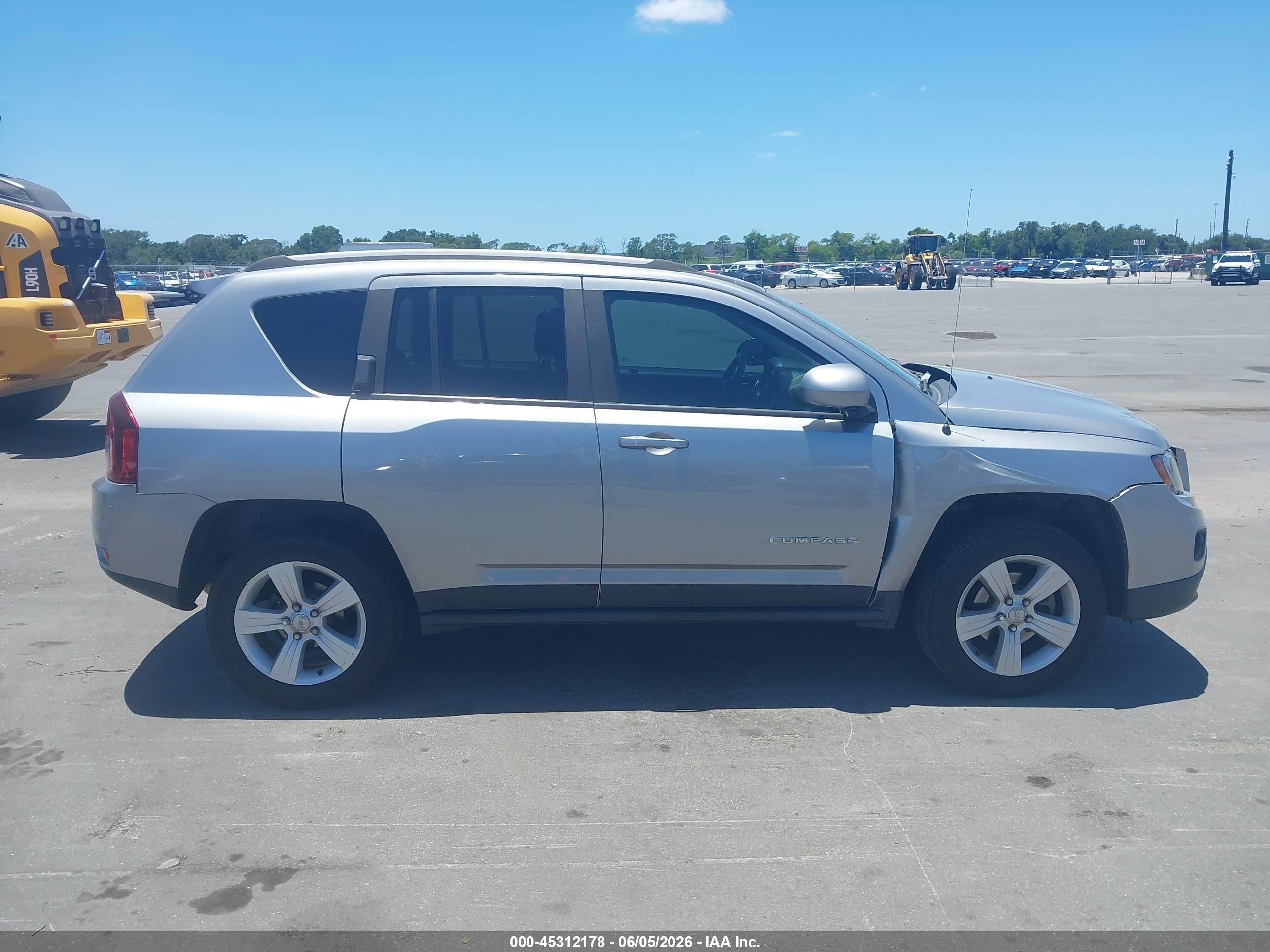 2016 Jeep Compass Latitude Silver vin: 1C4NJDEB5GD691095