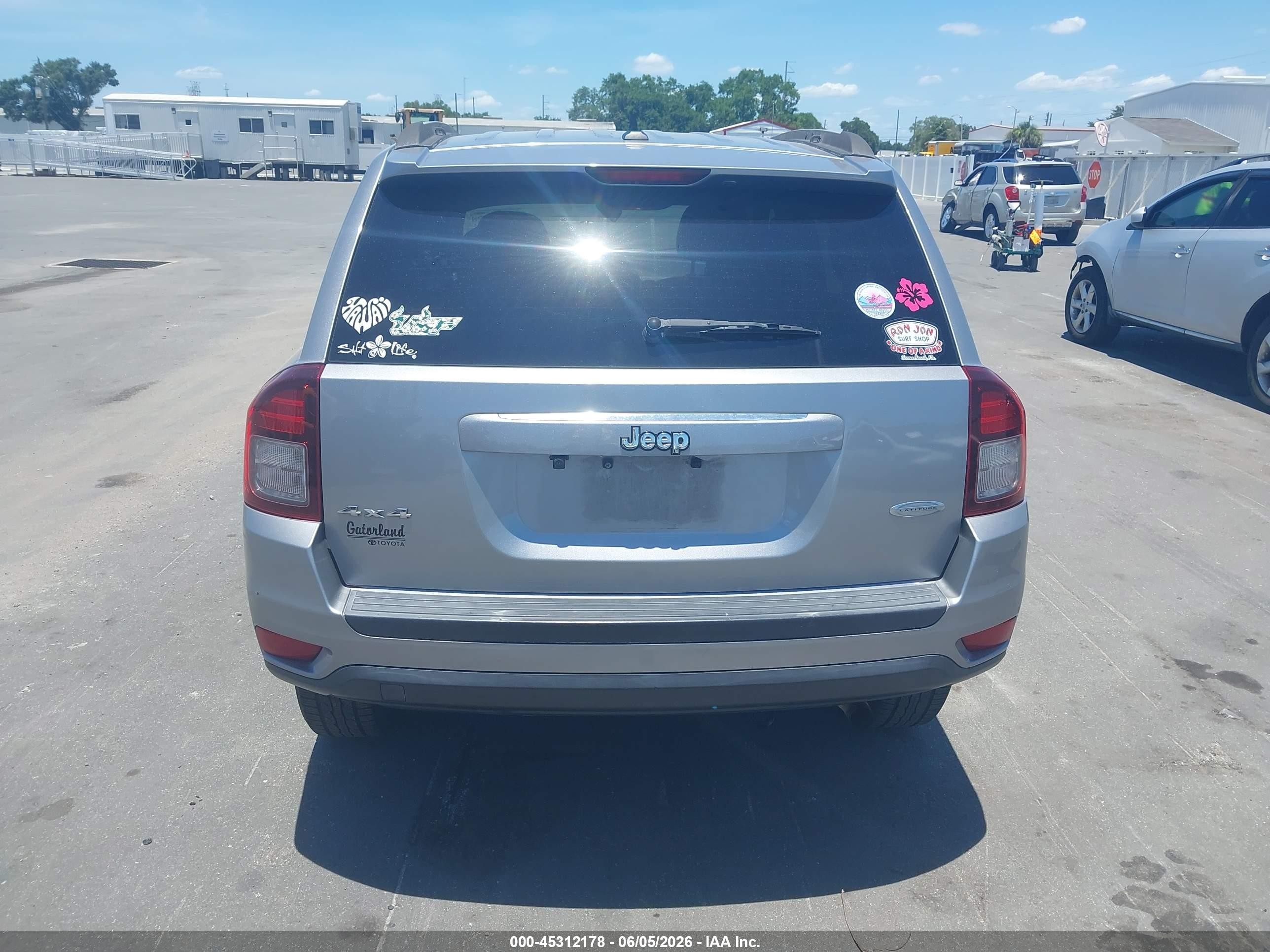 2016 Jeep Compass Latitude Silver vin: 1C4NJDEB5GD691095