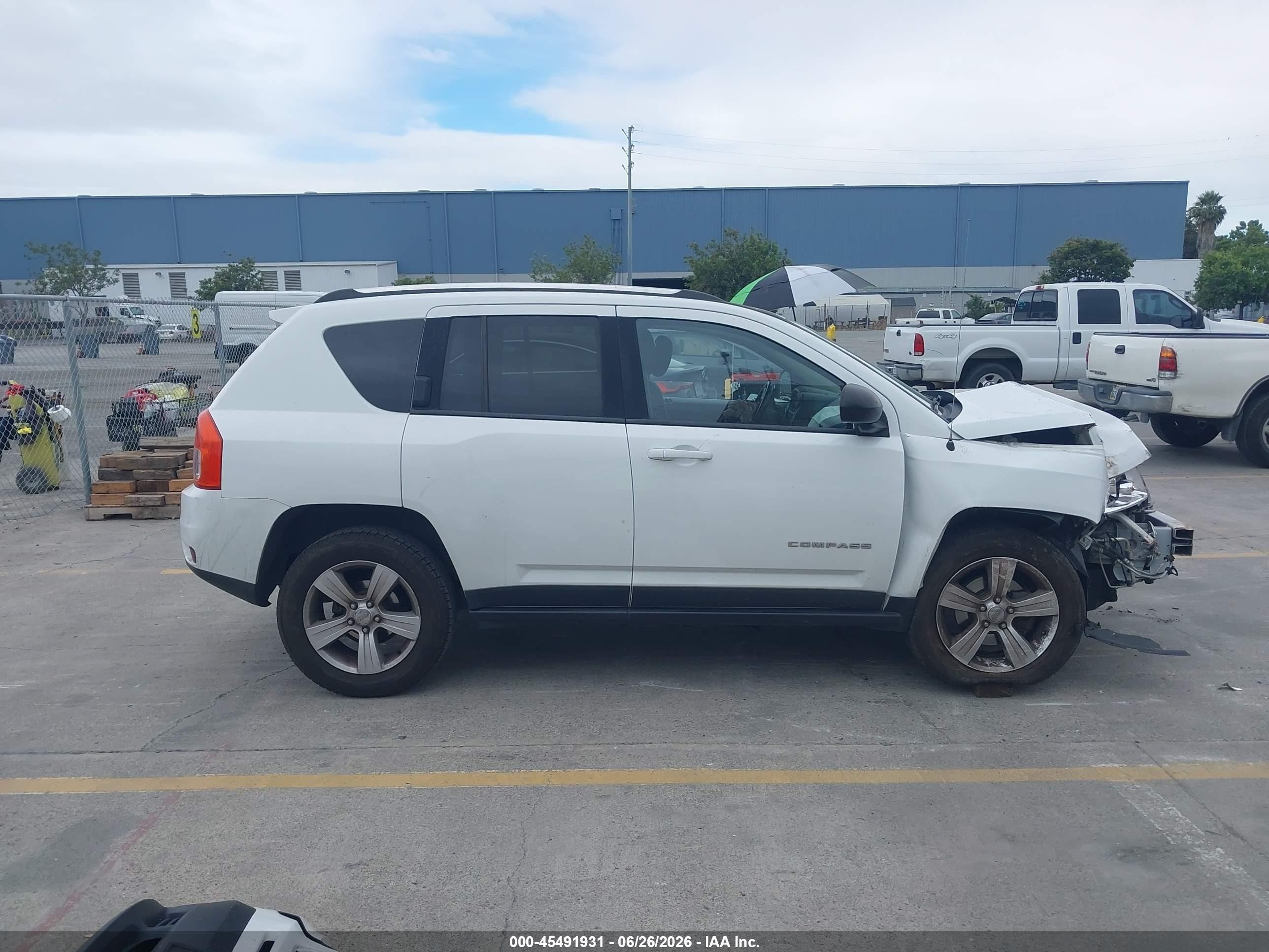 2013 Jeep Compass Latitude White vin: 1C4NJDEB6DD192396