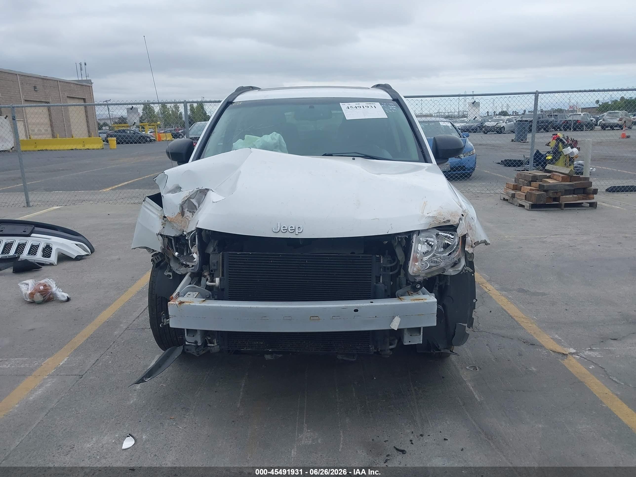 2013 Jeep Compass Latitude White vin: 1C4NJDEB6DD192396