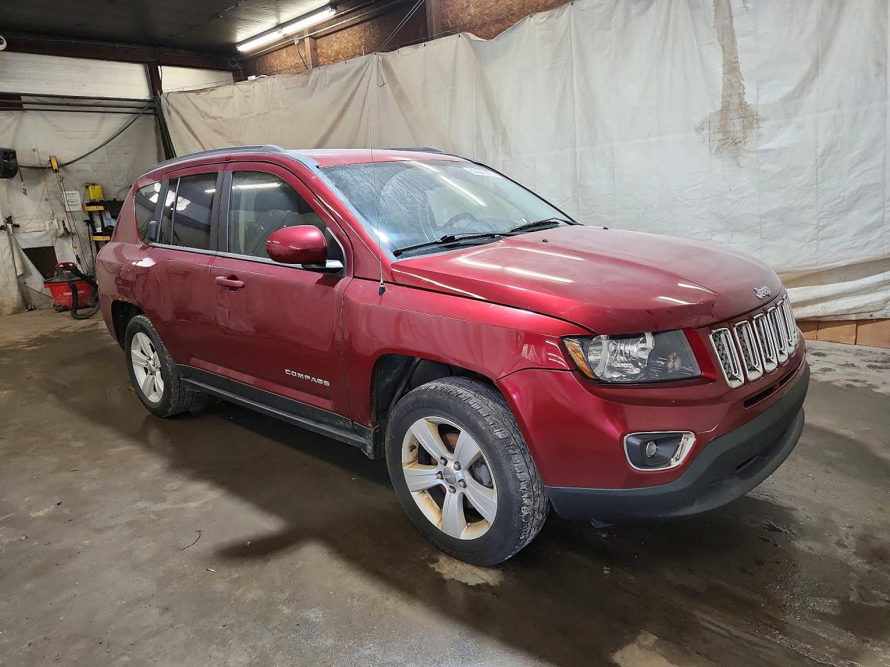 2015 Jeep Compass Latitude Burgundy vin: 1C4NJDEB6FD291738
