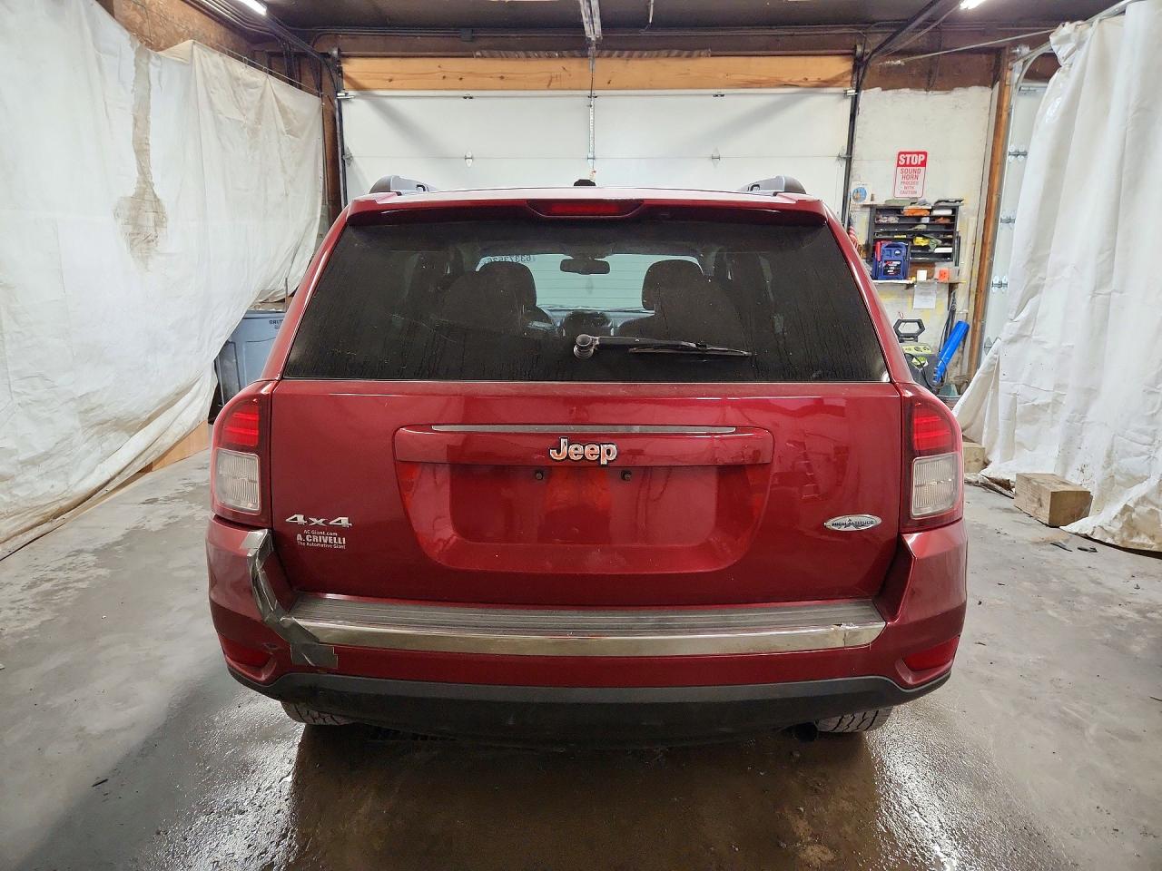 2015 Jeep Compass Latitude Burgundy vin: 1C4NJDEB6FD291738