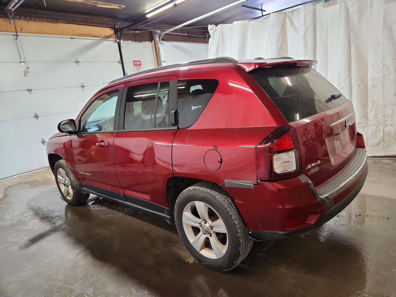 2015 Jeep Compass Latitude Burgundy vin: 1C4NJDEB6FD291738