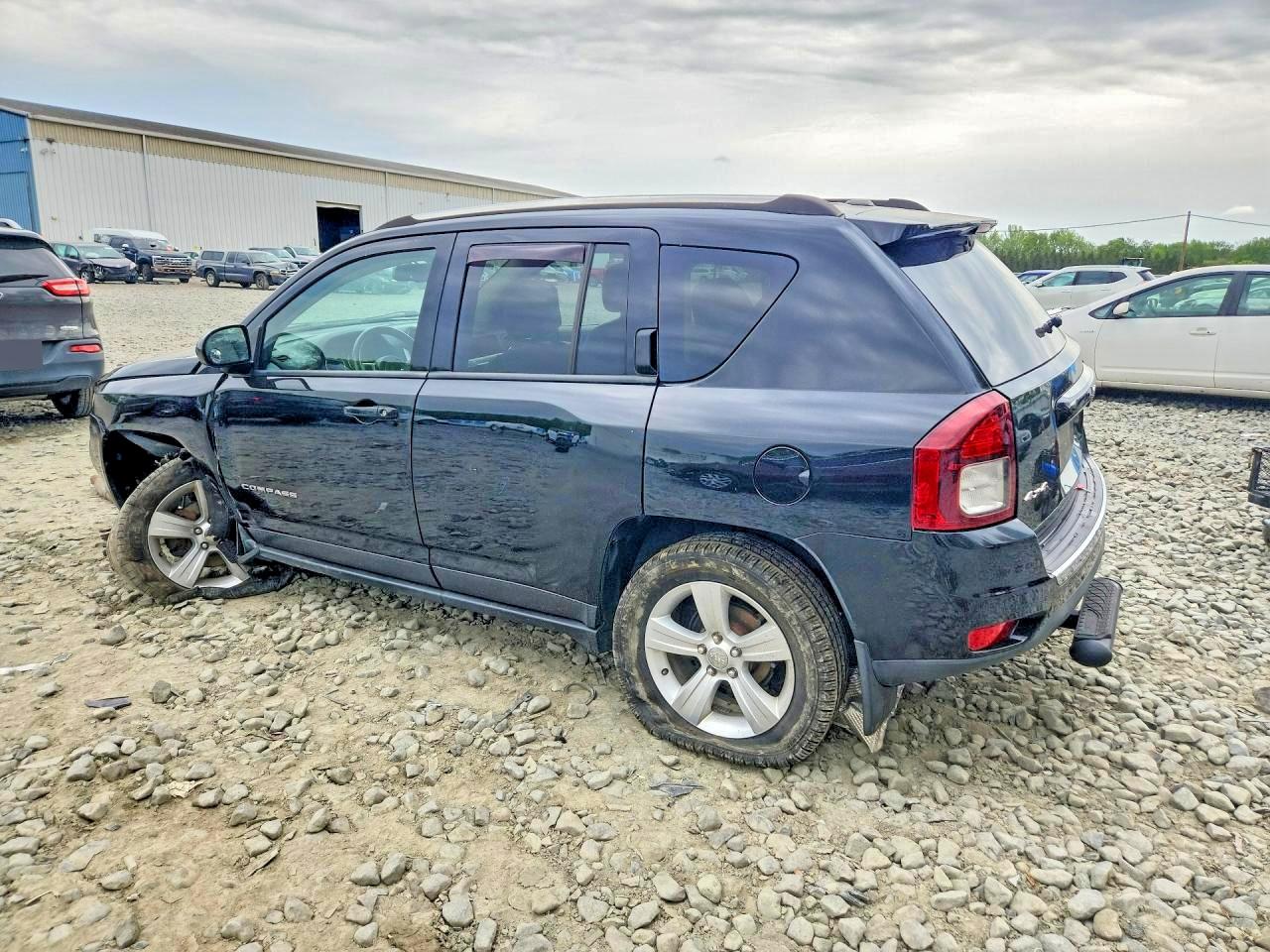 2015 Jeep Compass Latitude Черный vin: 1C4NJDEB7FD114230