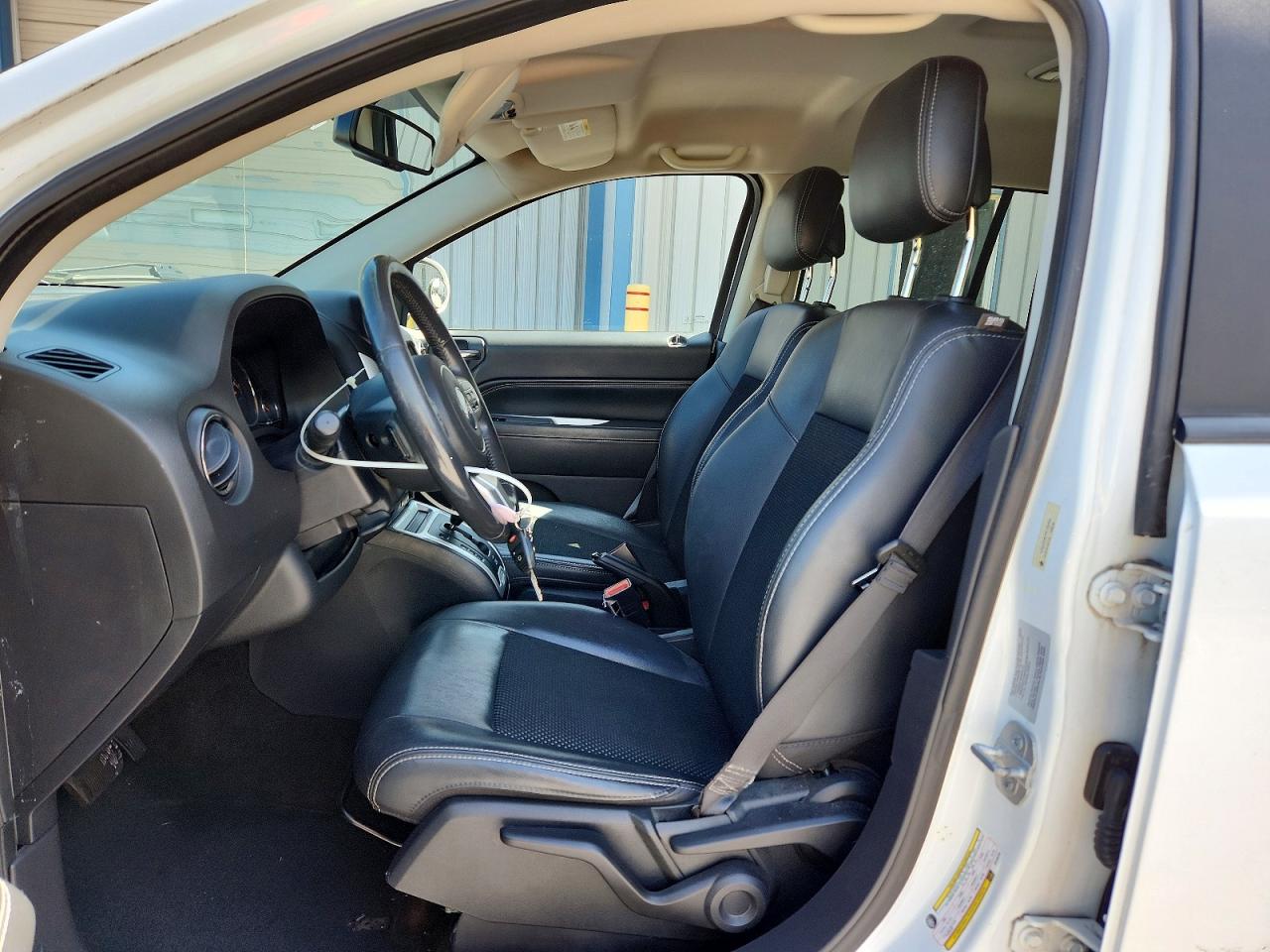 2015 Jeep Compass Latitude White vin: 1C4NJDEB7FD130704