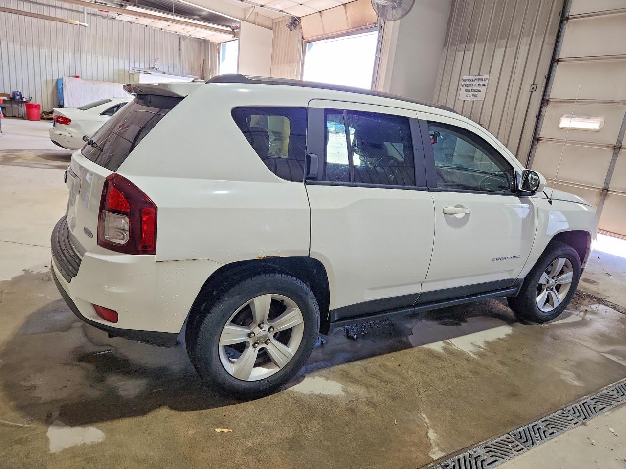2015 Jeep Compass Latitude White vin: 1C4NJDEB7FD130704