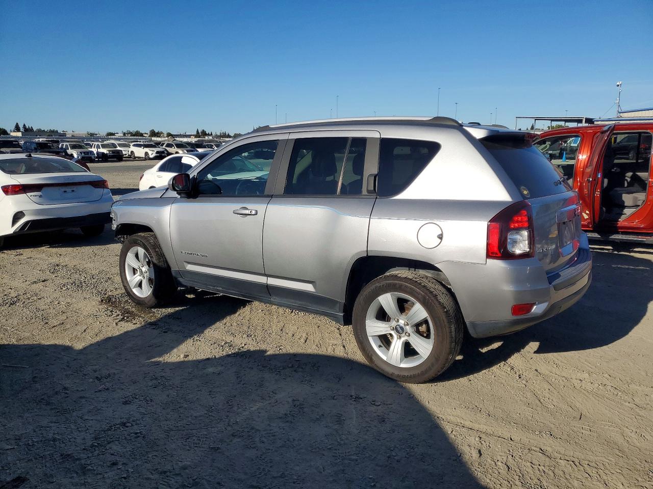 2017 Jeep Compass Latitude Серебряный vin: 1C4NJDEB7HD143696