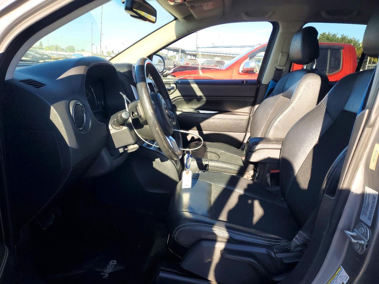 2017 Jeep Compass Latitude Серебряный vin: 1C4NJDEB7HD143696
