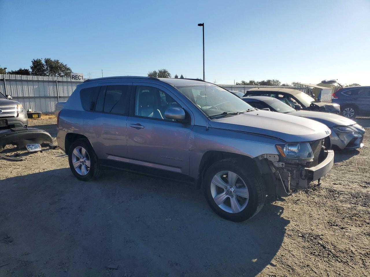 2017 Jeep Compass Latitude Серебряный vin: 1C4NJDEB7HD143696