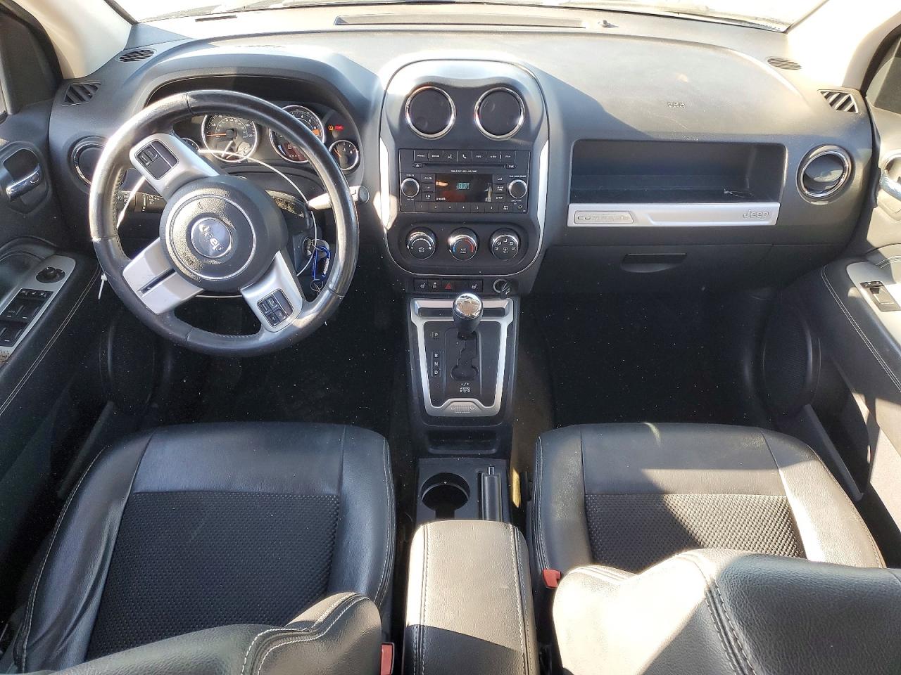 2017 Jeep Compass Latitude Серебряный vin: 1C4NJDEB7HD143696