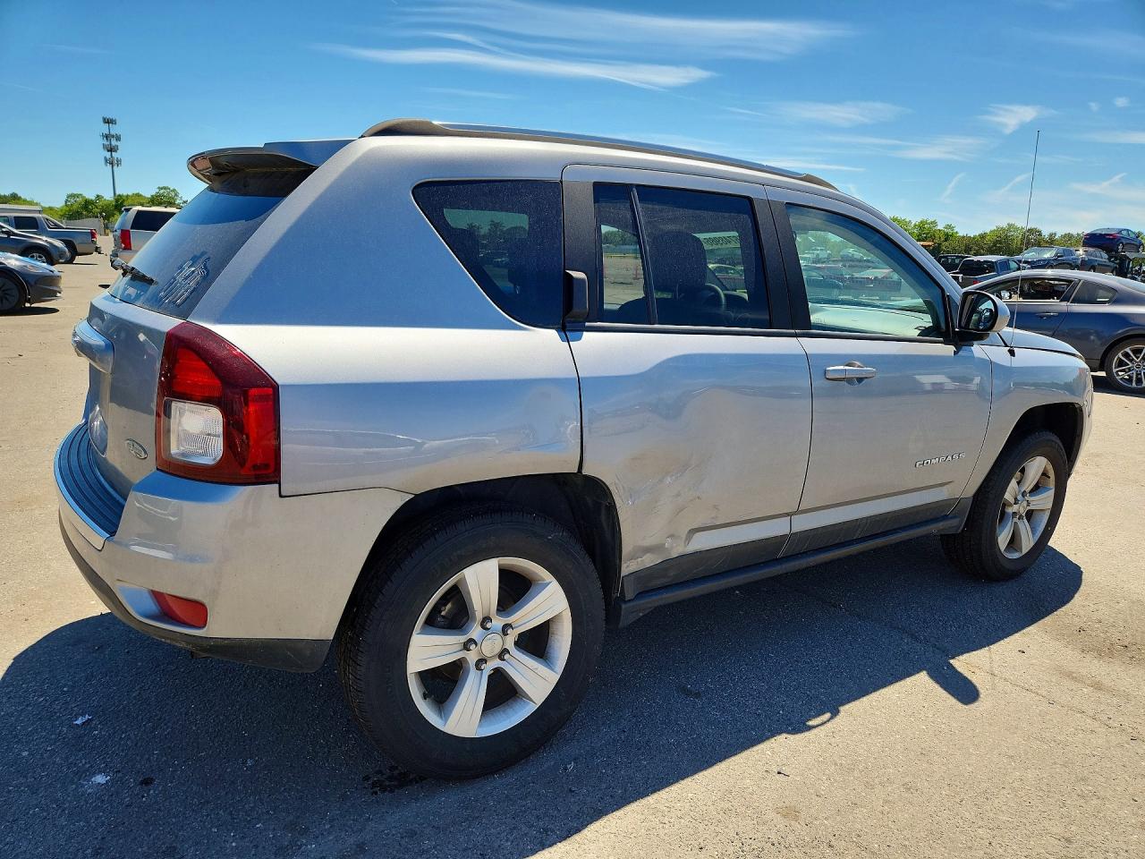 2015 Jeep Compass Latitude Серебряный vin: 1C4NJDEB8FD290722