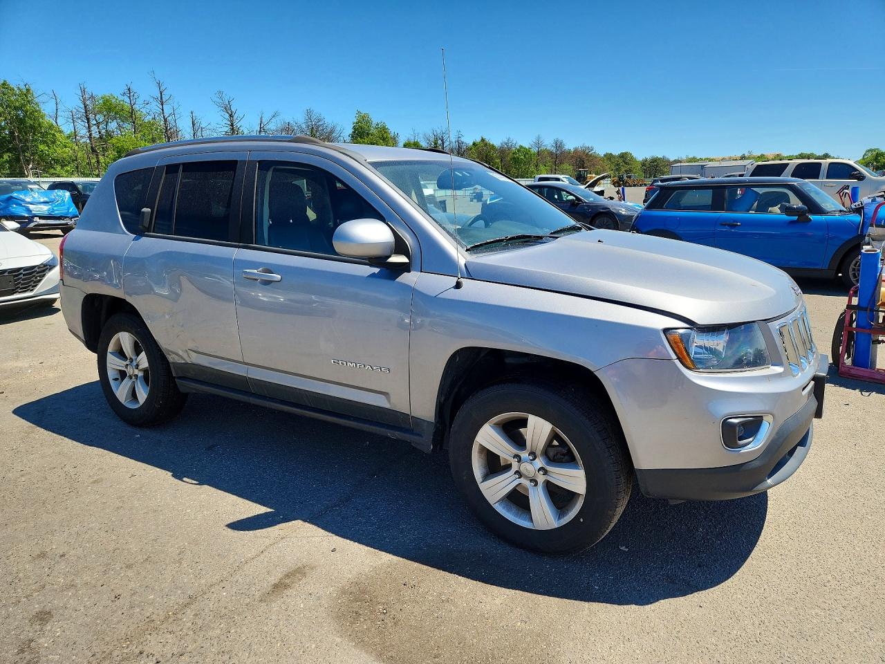 2015 Jeep Compass Latitude Серебряный vin: 1C4NJDEB8FD290722