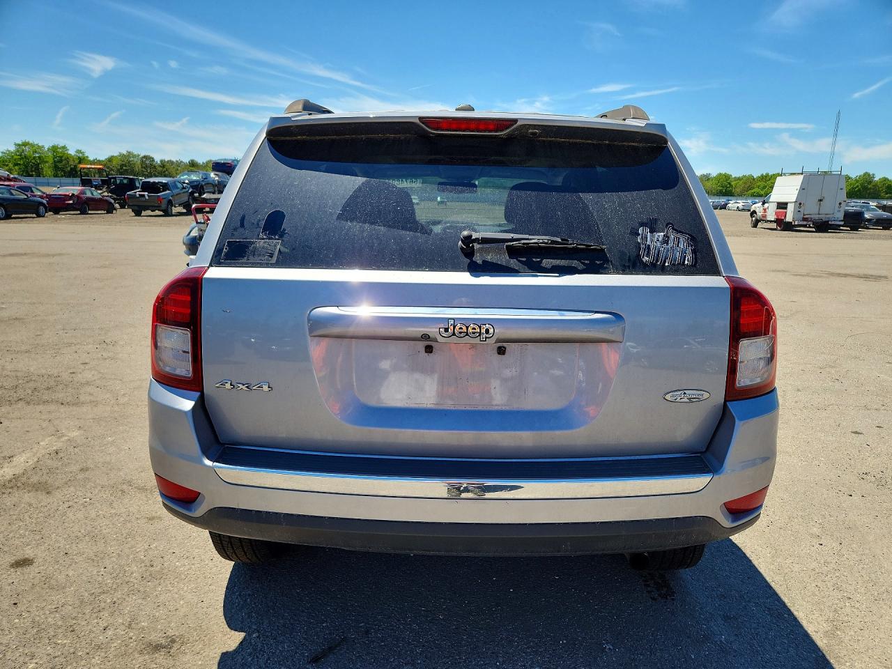 2015 Jeep Compass Latitude Серебряный vin: 1C4NJDEB8FD290722