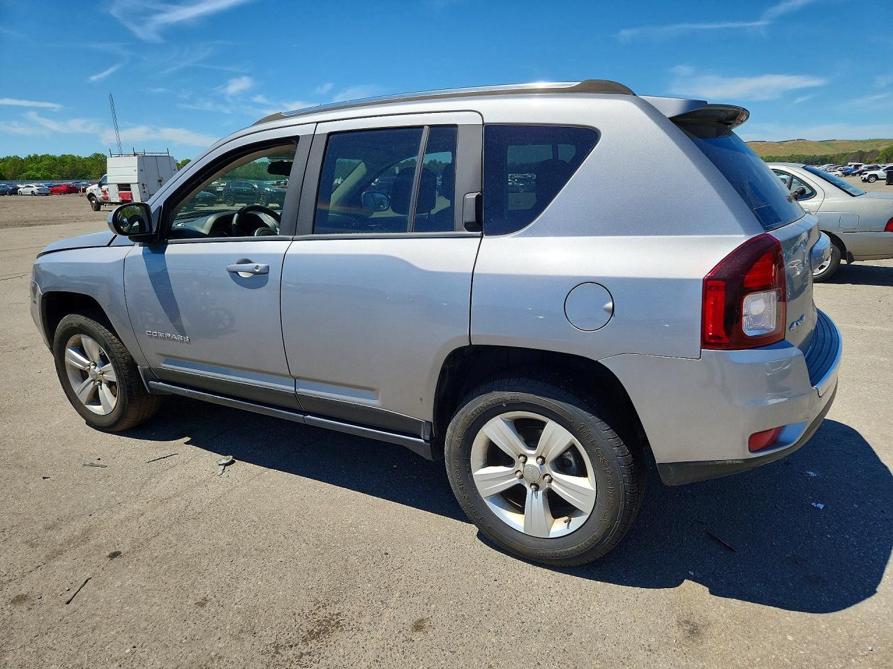 2015 Jeep Compass Latitude Серебряный vin: 1C4NJDEB8FD290722