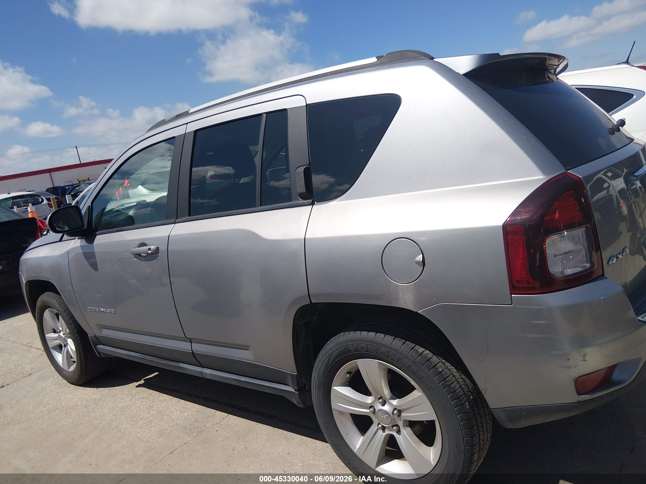 2017 Jeep Compass Latitude 4x4 Gray vin: 1C4NJDEB8HD191417