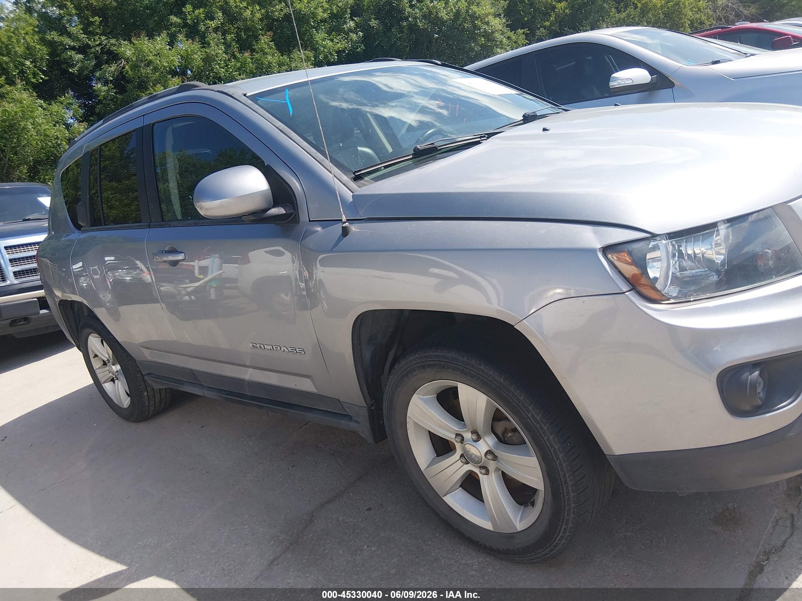 2017 Jeep Compass Latitude 4x4 Gray vin: 1C4NJDEB8HD191417