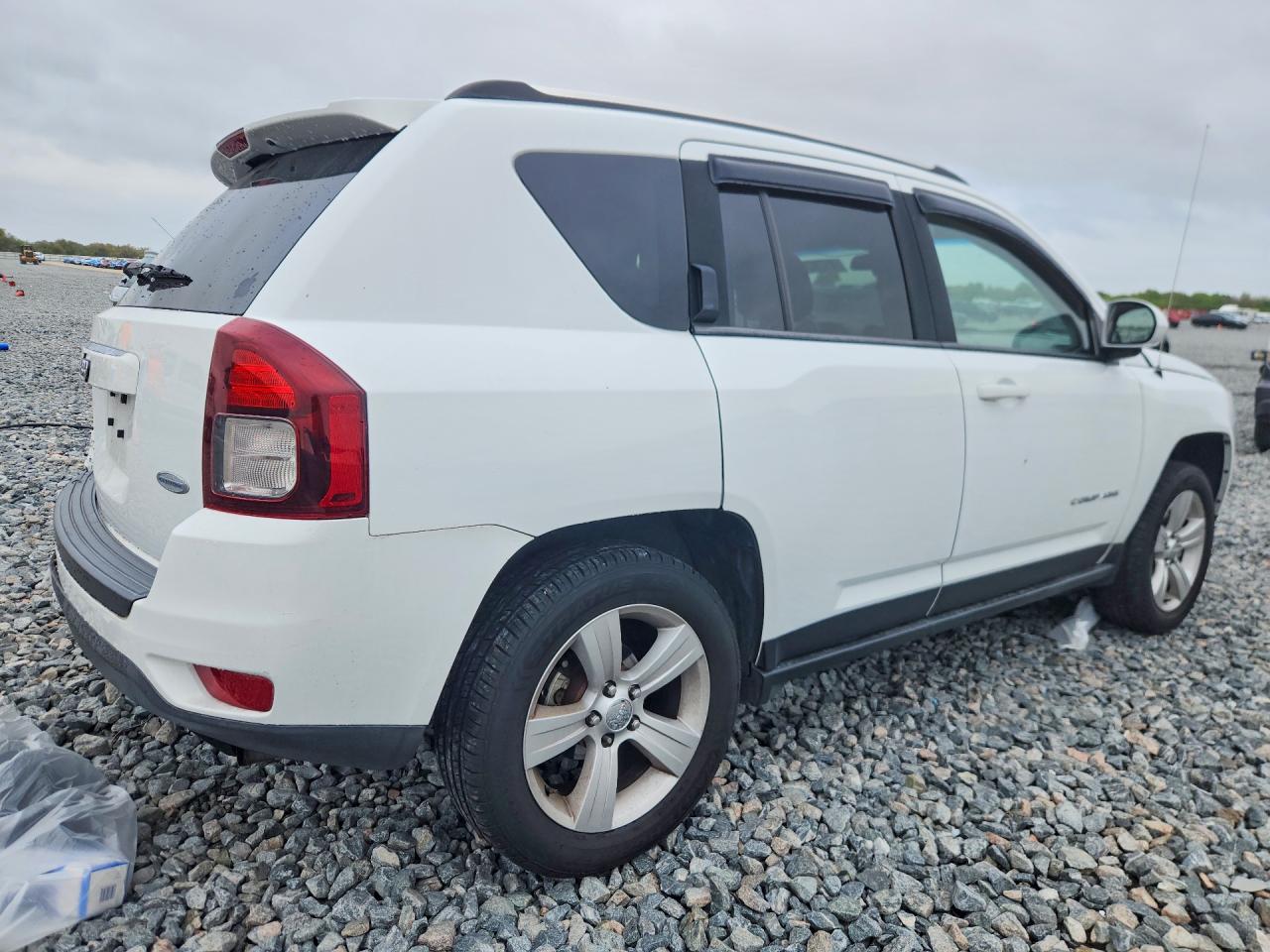 2014 Jeep Compass Latitude White vin: 1C4NJDEB9ED696331