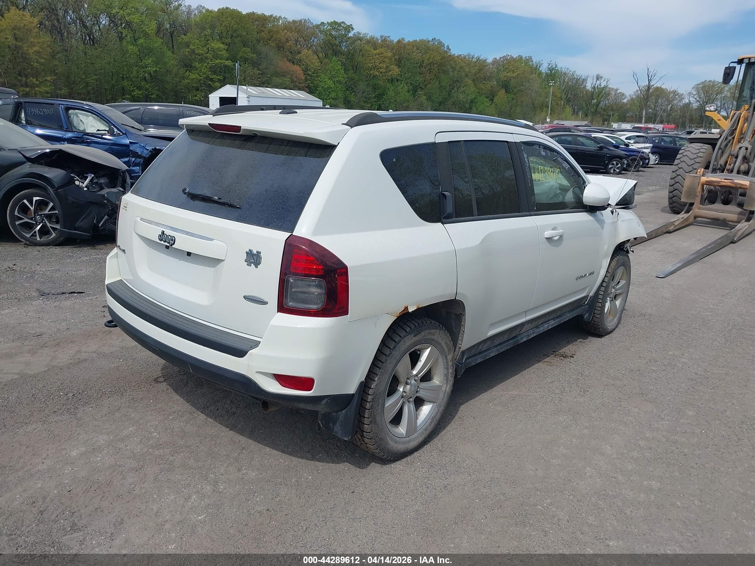2015 Jeep Compass Latitude White vin: 1C4NJDEB9FD183646