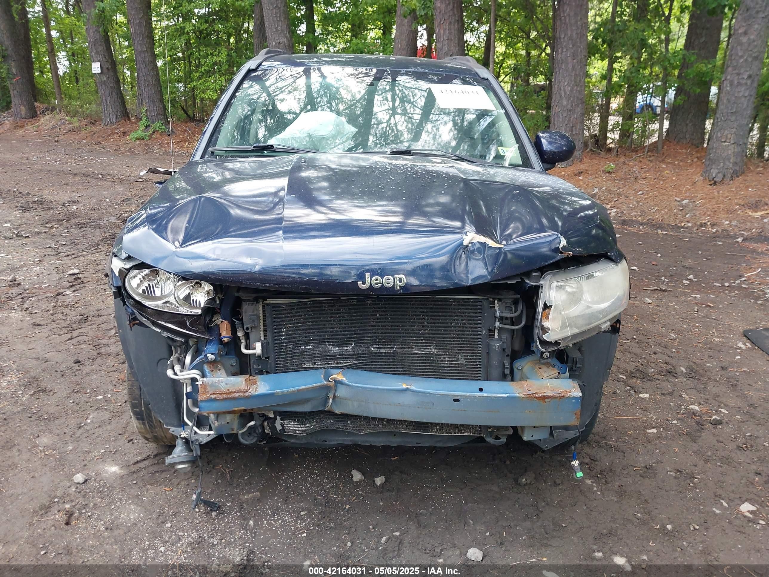 2014 Jeep Compass Latitude Blue vin: 1C4NJDEBXED621542