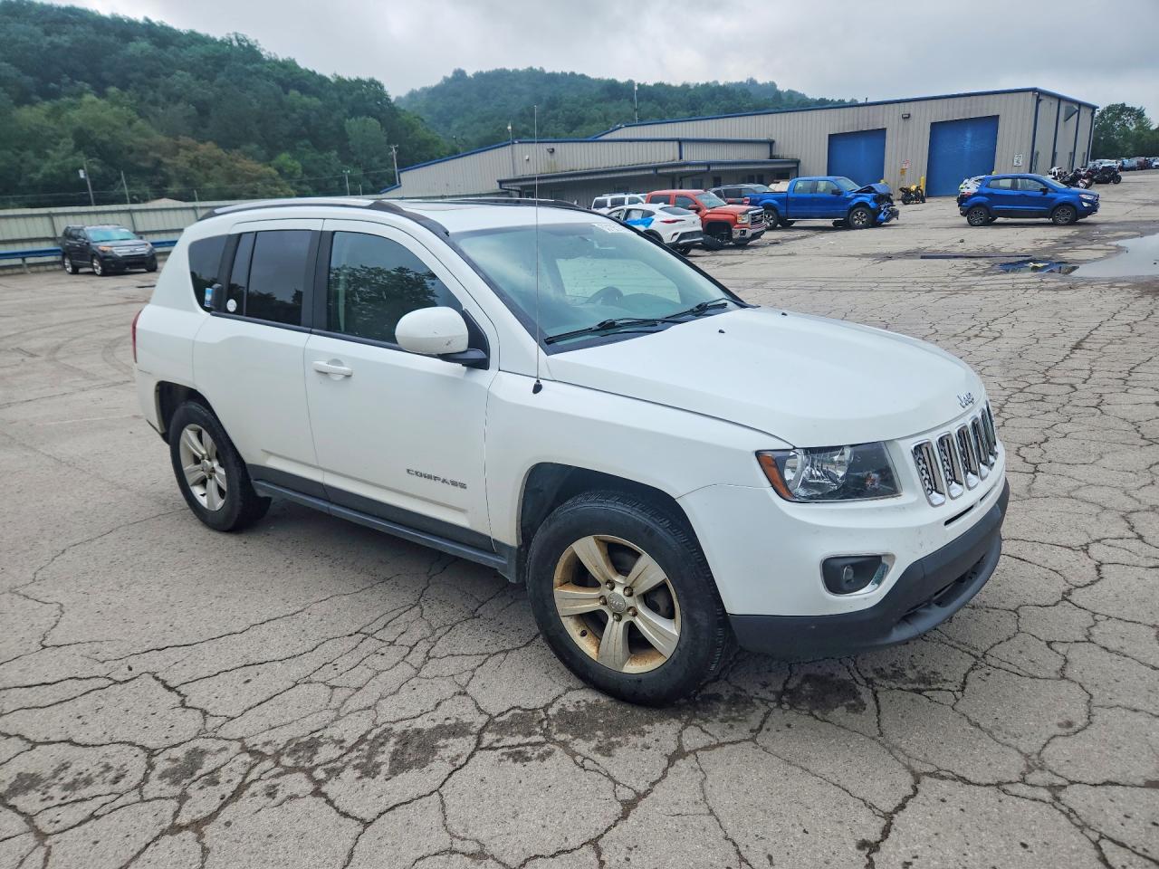 2015 Jeep Compass Latitude White vin: 1C4NJDEBXFD259391