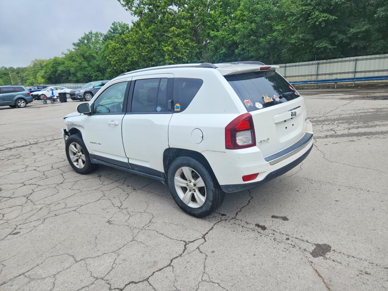 2015 Jeep Compass Latitude White vin: 1C4NJDEBXFD259391