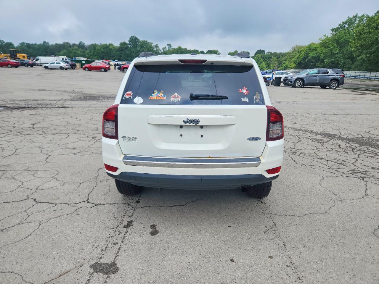 2015 Jeep Compass Latitude White vin: 1C4NJDEBXFD259391