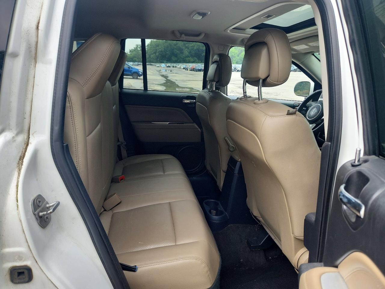 2015 Jeep Compass Latitude White vin: 1C4NJDEBXFD259391