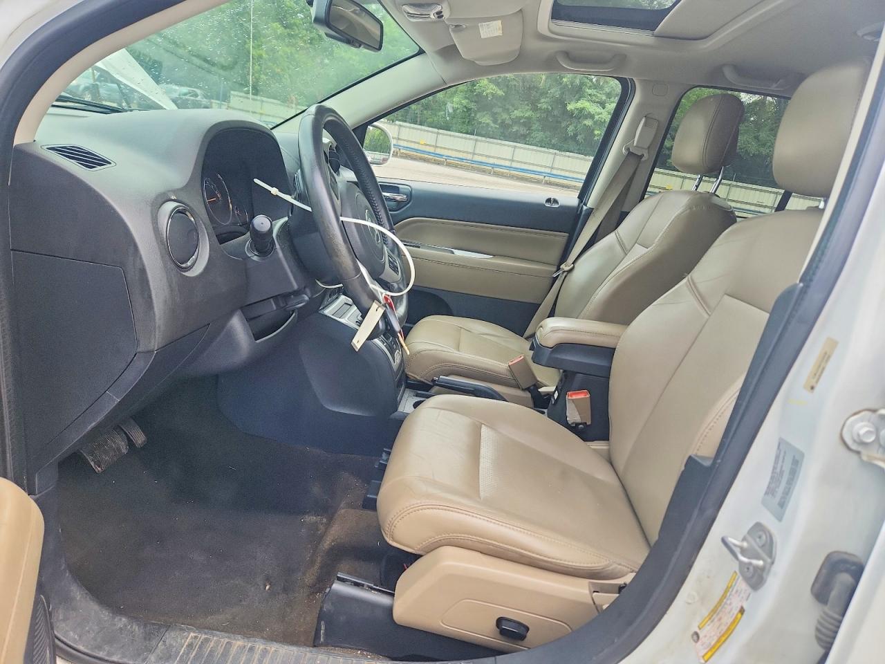 2015 Jeep Compass Latitude White vin: 1C4NJDEBXFD259391