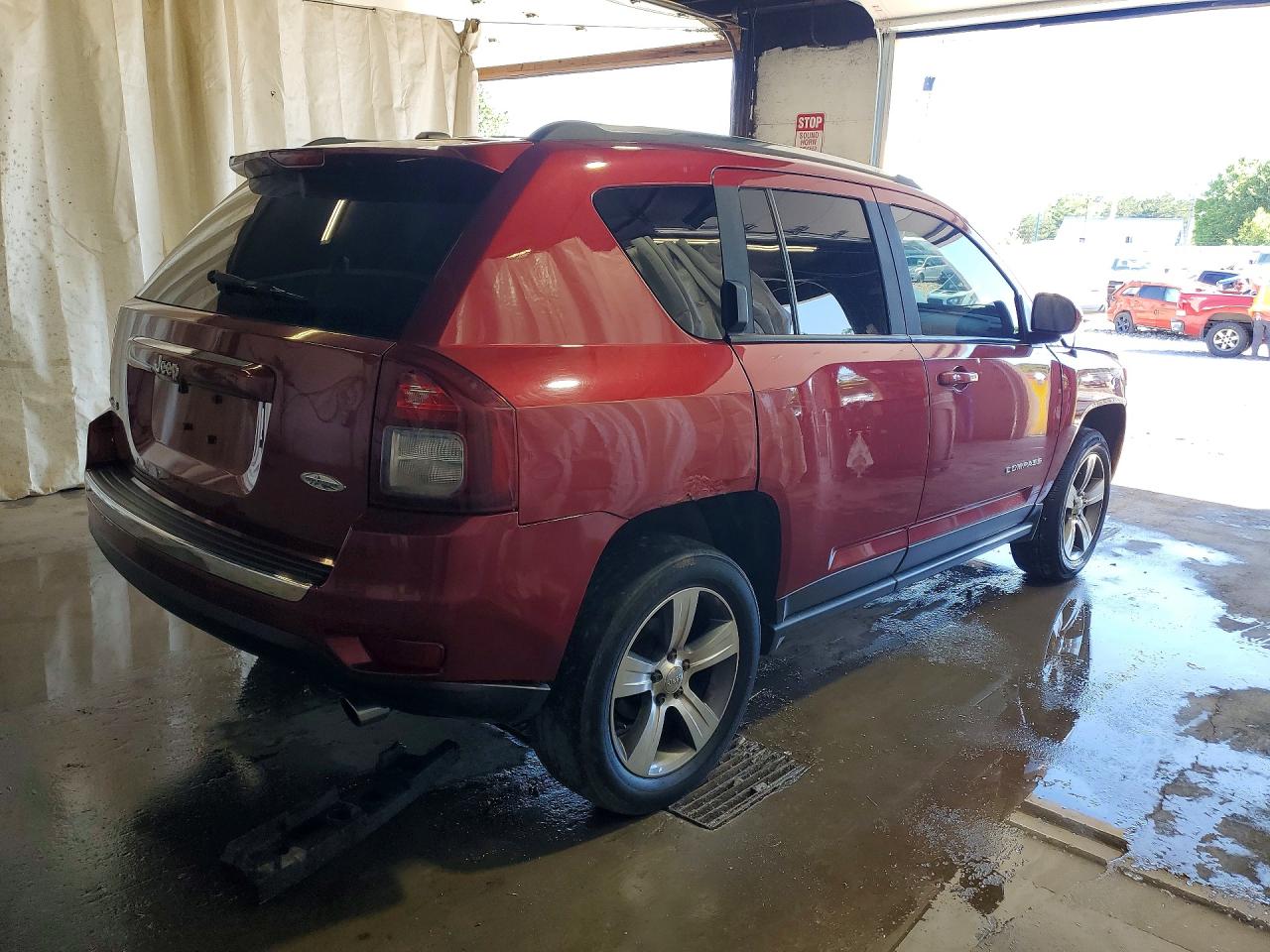 2016 Jeep Compass Latitude Burgundy vin: 1C4NJDEBXGD597309