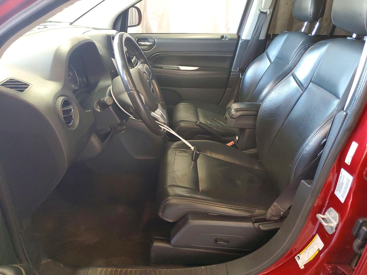 2016 Jeep Compass Latitude Burgundy vin: 1C4NJDEBXGD597309