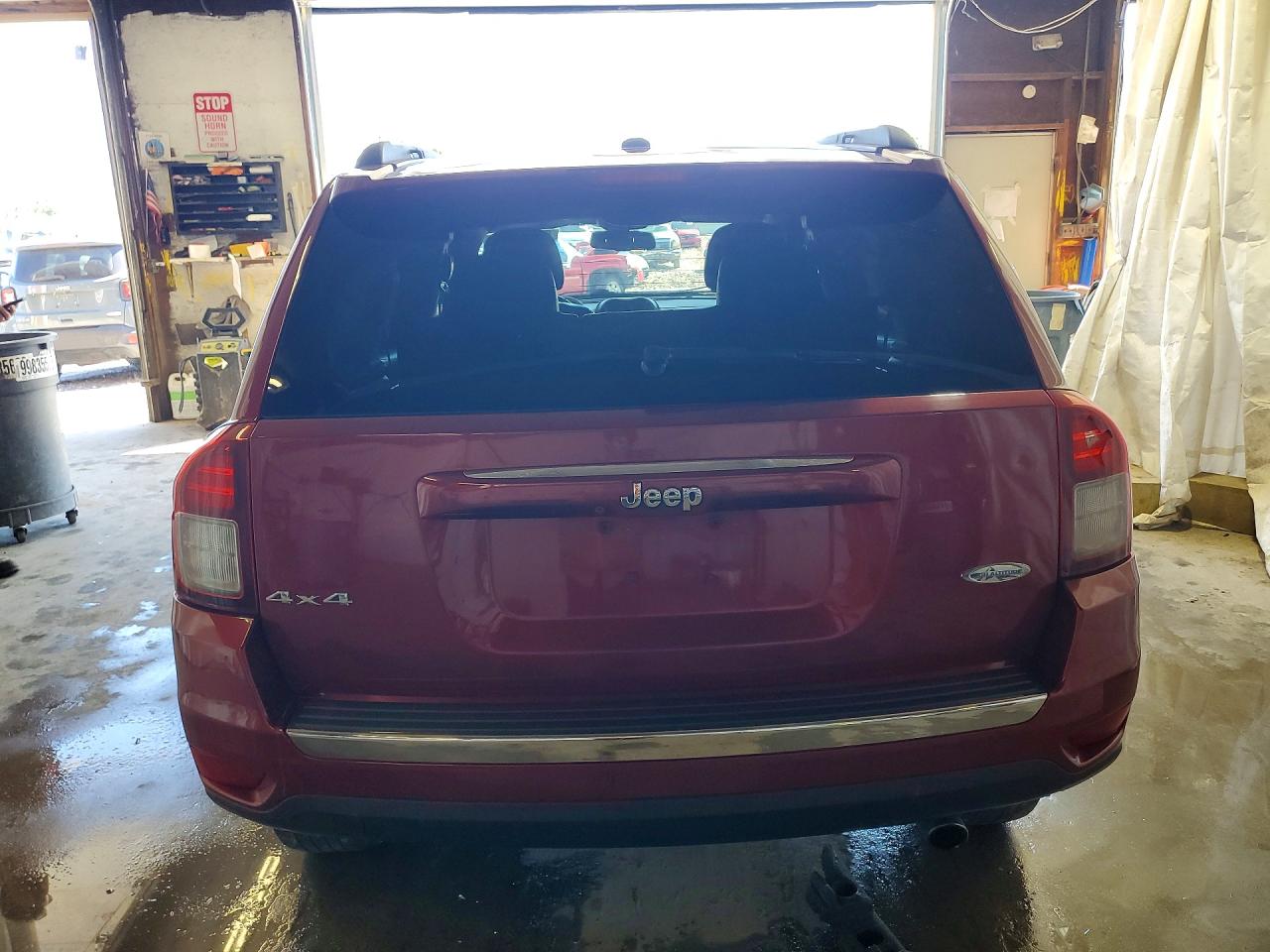 2016 Jeep Compass Latitude Burgundy vin: 1C4NJDEBXGD597309