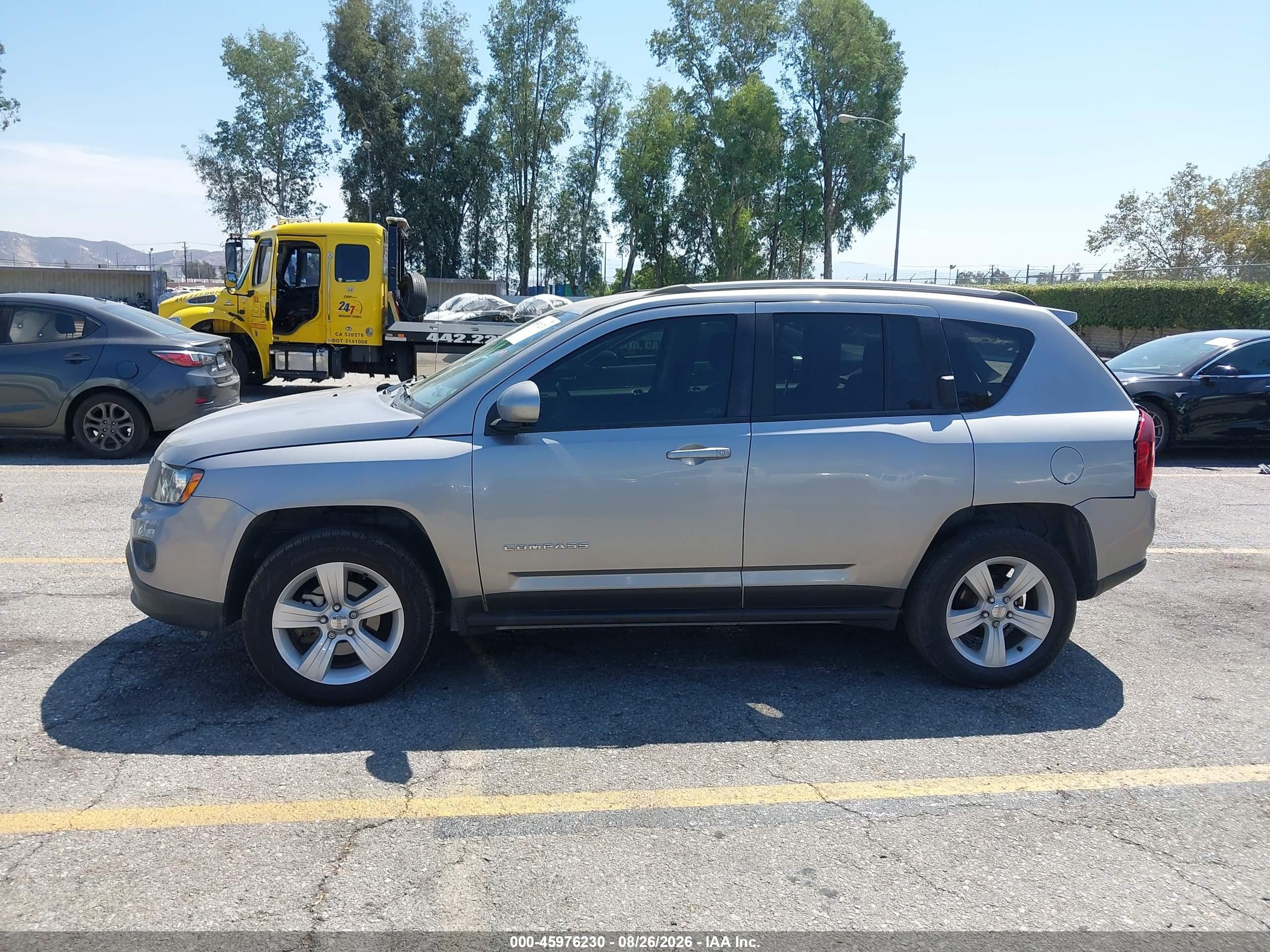 2017 Jeep Compass Latitude Silver vin: 1C4NJDEBXHD167541
