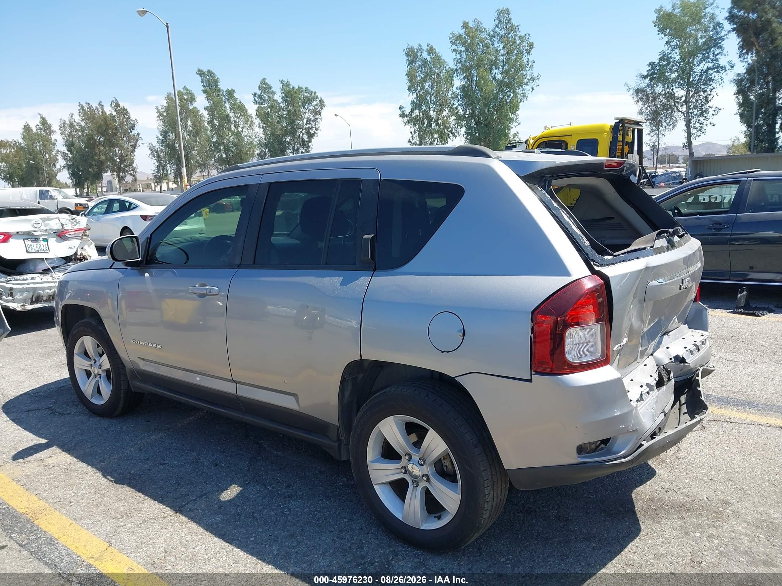 2017 Jeep Compass Latitude Silver vin: 1C4NJDEBXHD167541