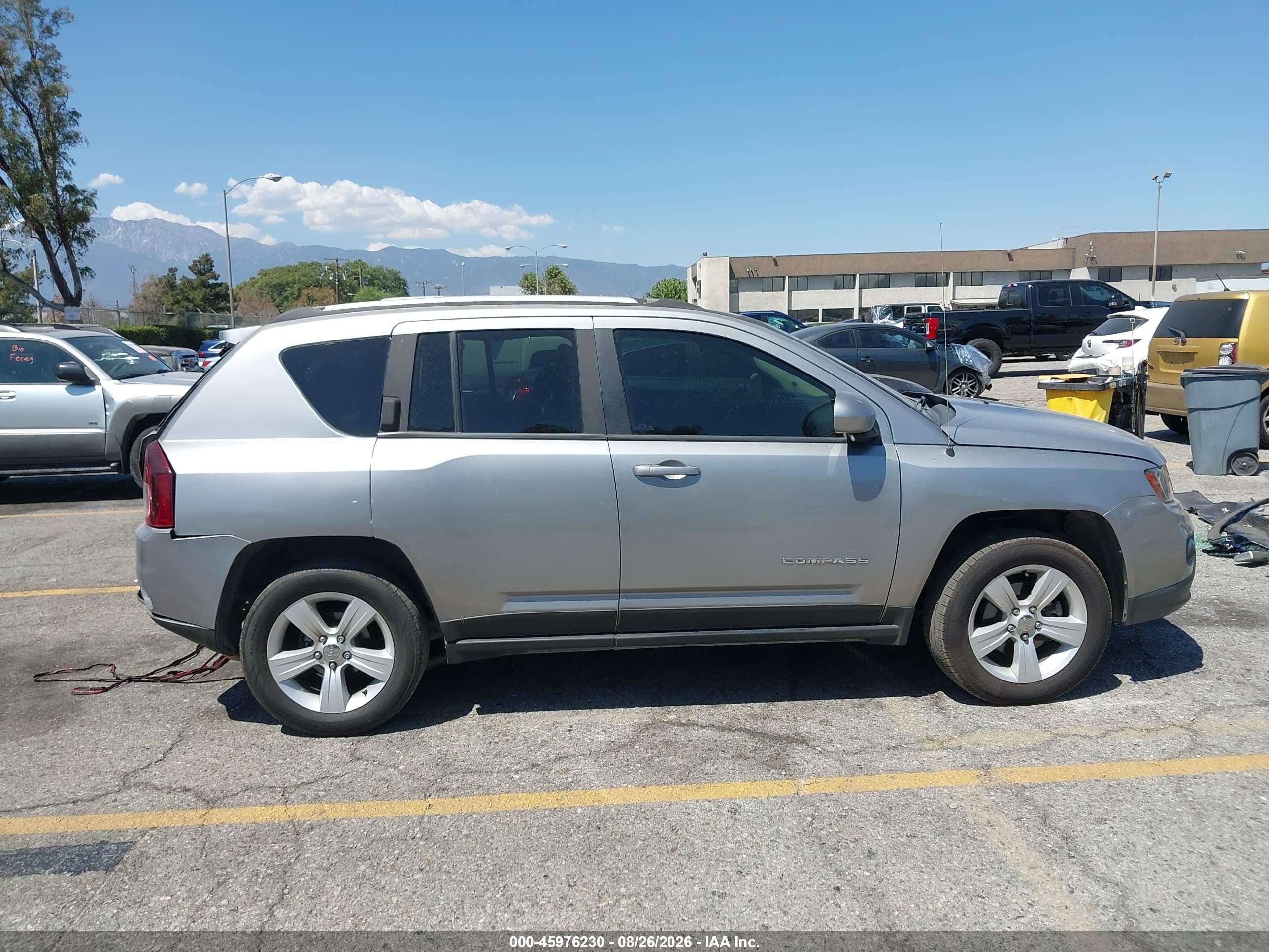 2017 Jeep Compass Latitude Silver vin: 1C4NJDEBXHD167541