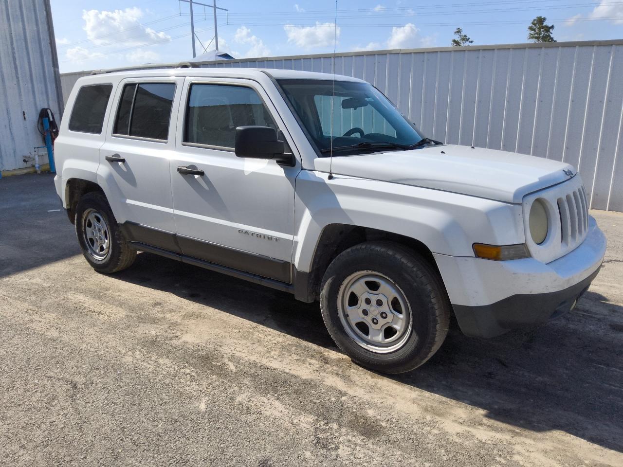2014 Jeep Patriot Sport White vin: 1C4NJPBA2ED881382 Damage: Right Front Fender, Chipped, 5