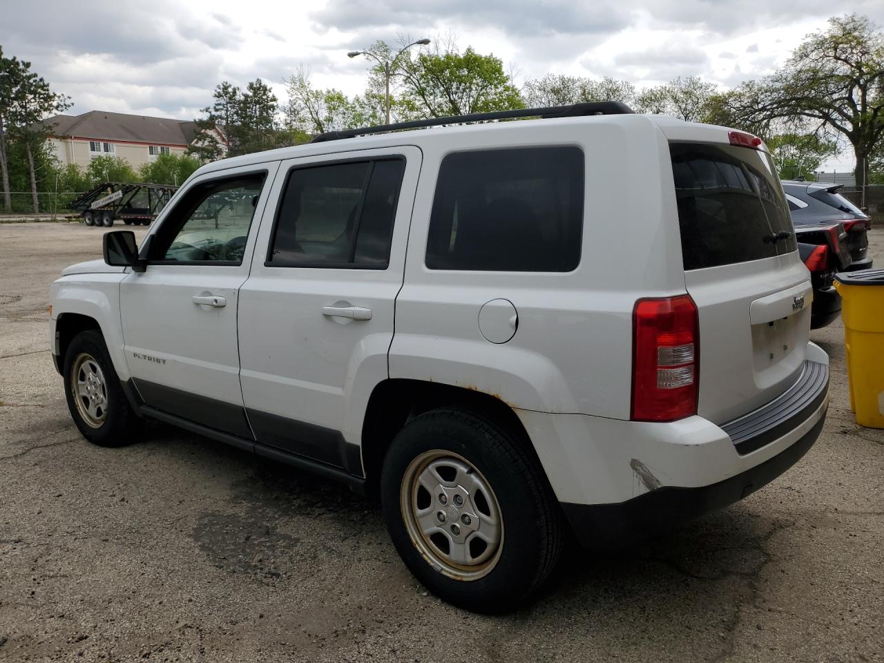 2017 Jeep Patriot Sport White vin: 1C4NJPBA3HD116279 Damage: Left Front Door, Dent(S) W/ Paint Dmg, 1 To 2 Inches