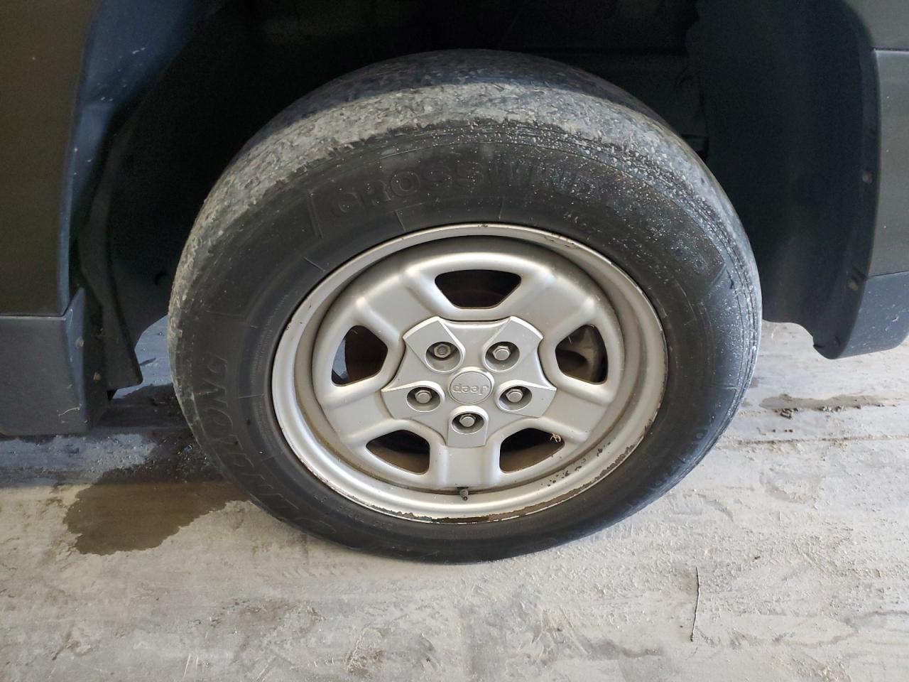 2015 Jeep Partroit Green vin: 1C4NJPBB3FD414093 Damage: Right Front Wheel, Peeling, > 12 Inches