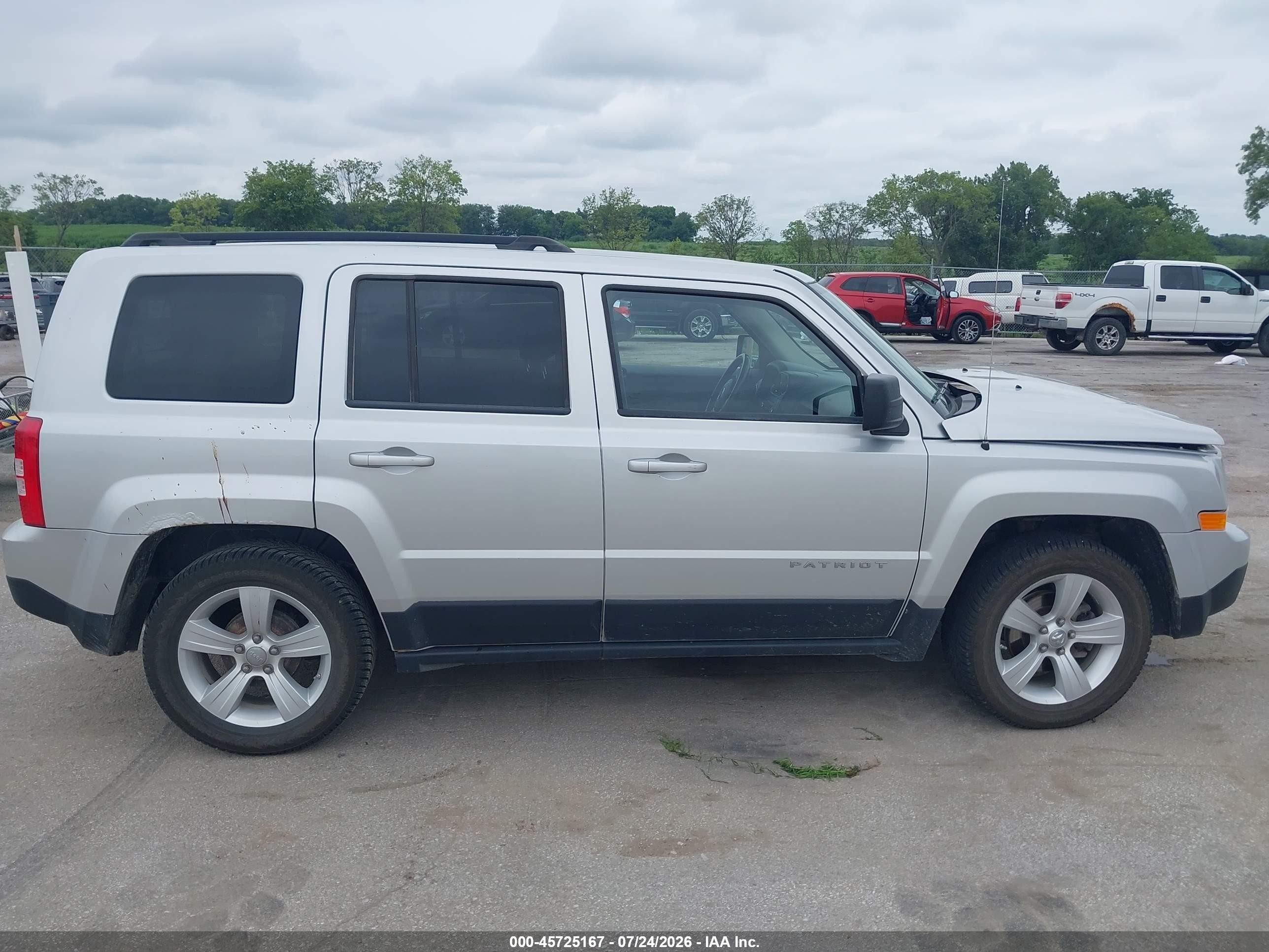 2013 Jeep Patriot Latitude Silver vin: 1C4NJPFA4DD260542